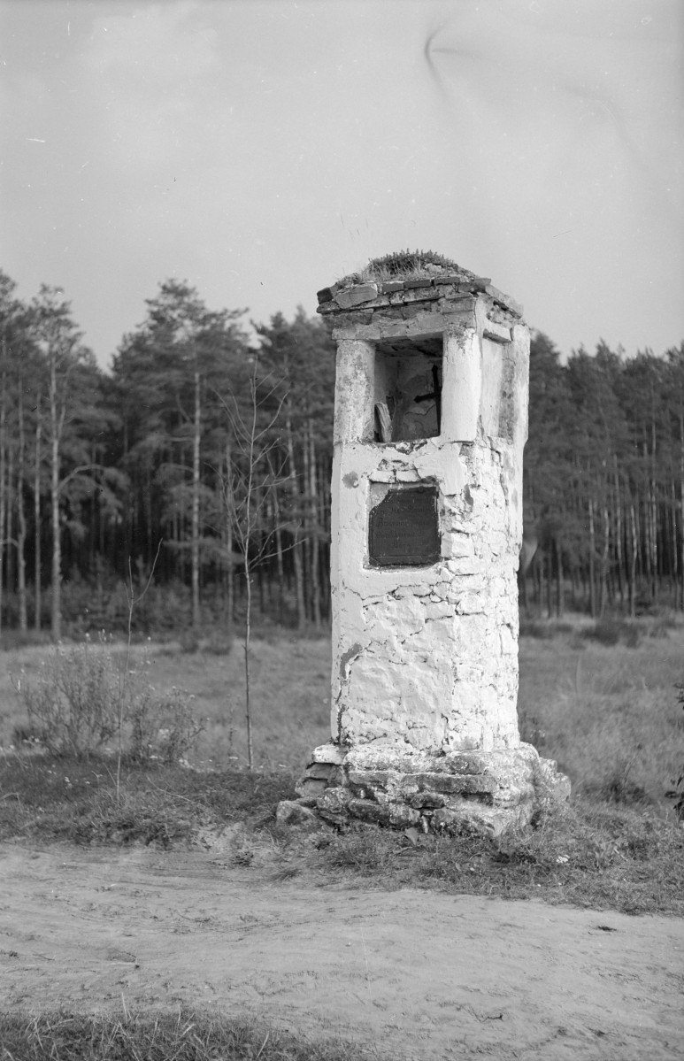 kapliczka przydrożna - widok ogólny, skan 1