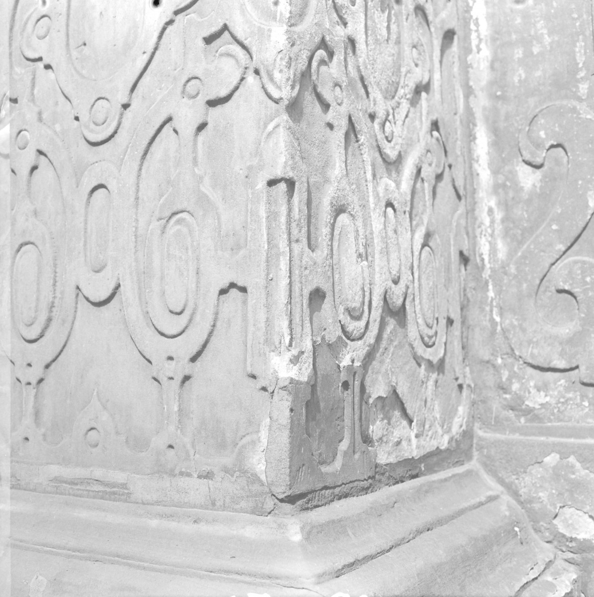 Zespół klasztorny Sióstr Miłosierdzia - fragment portalu. Dekor., skan 1