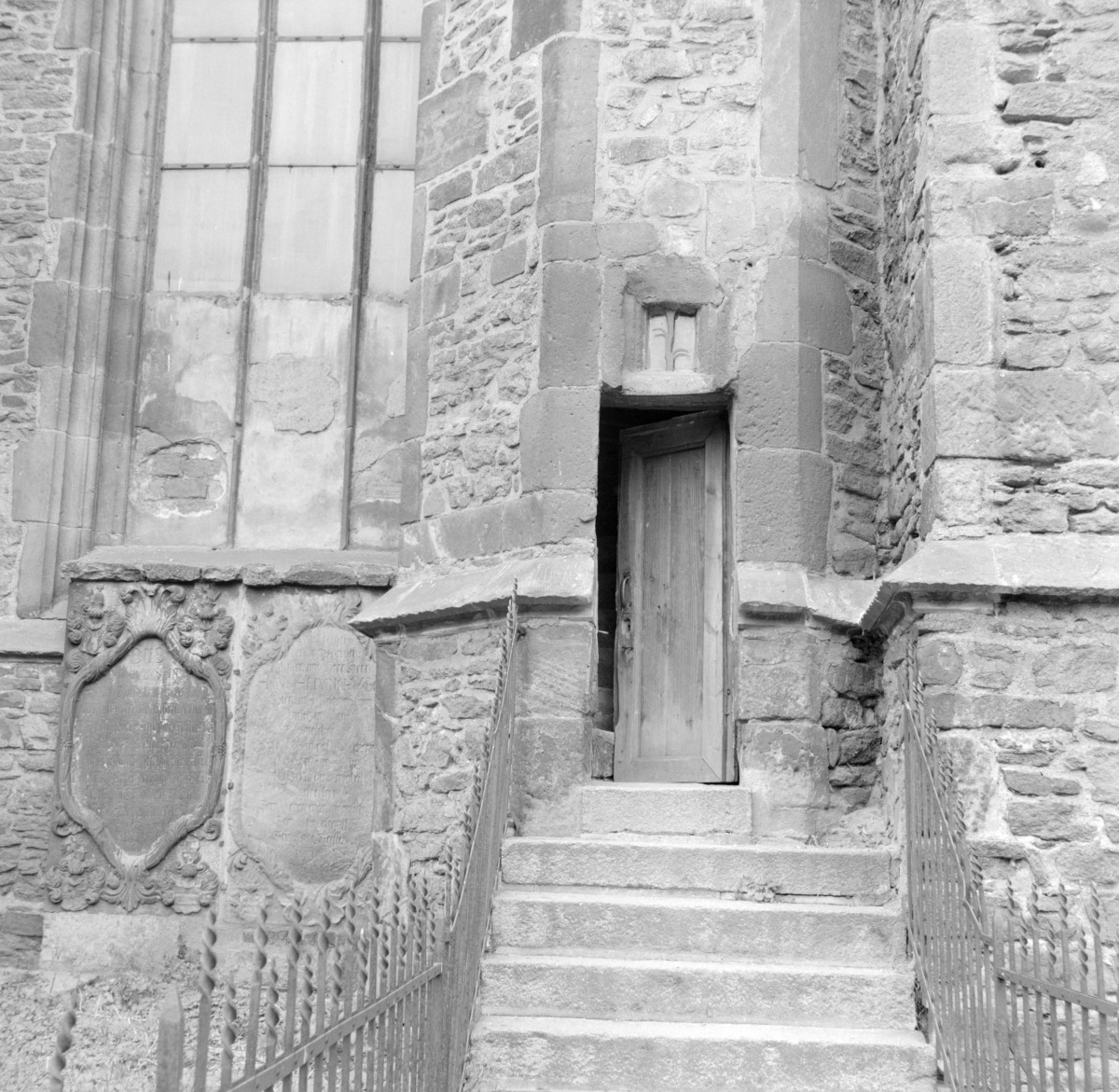 kościół pod wezwaniem św. św. Apostołów Piotra i Pawła - elewacja pólnocna, wejście na wieżę, skan 1