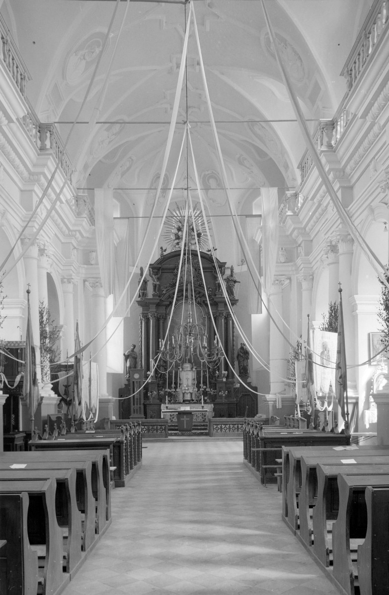 kościół parafialny pw. św.św. Floriana i Katarzyny XVII w. - fragment wnętrza nawa główna z widokiem na ołtarz, skan 1