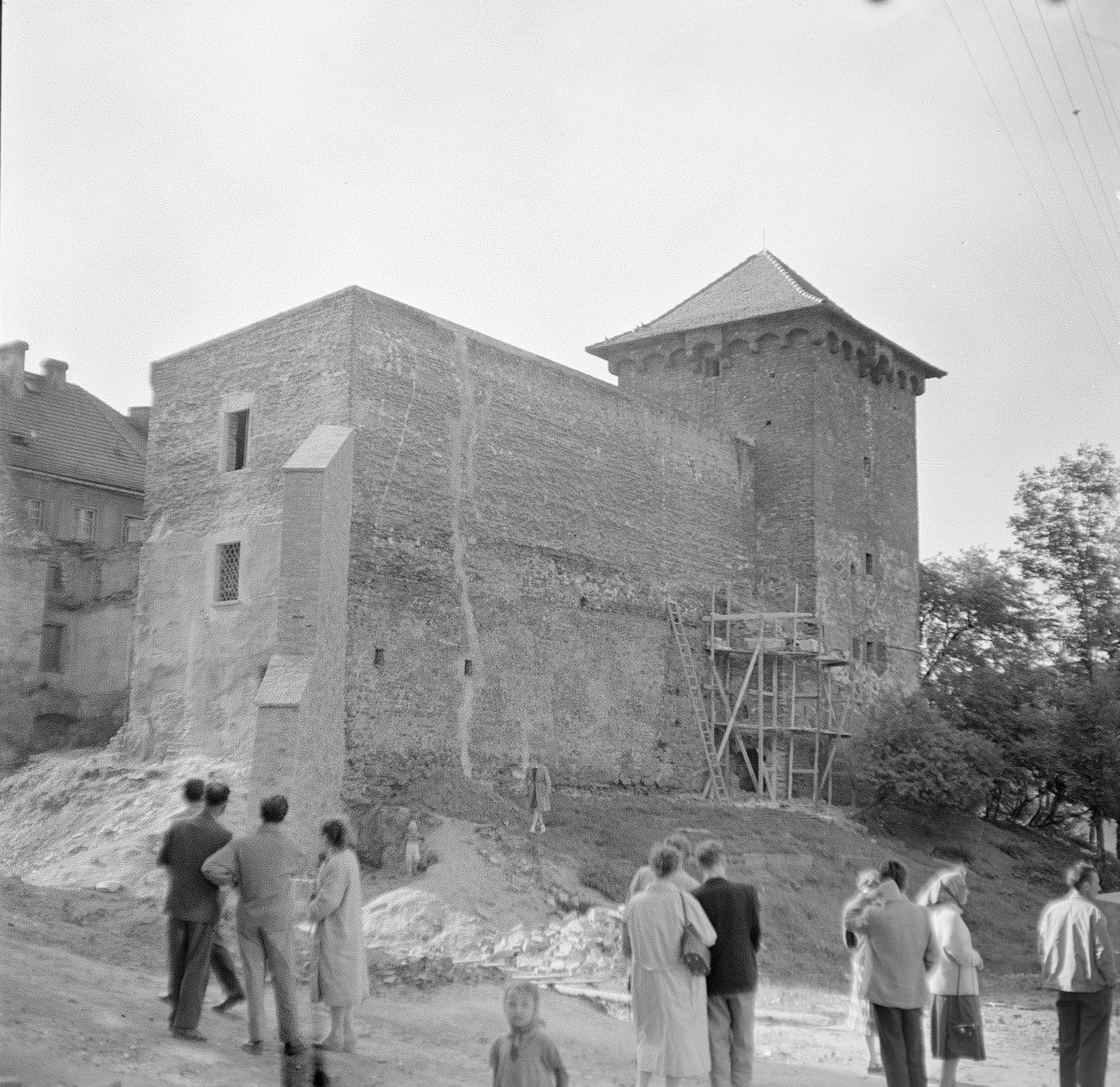 dawny arsenał wbudowany między baszty - elewacja południowa - fragment, skan 1