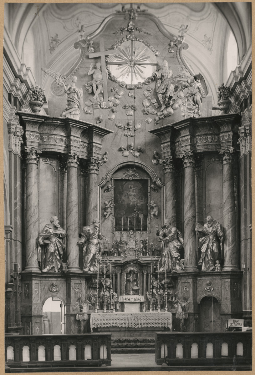 Zespół klasztorny - kościół, wnętrze, widok na ołtarz główny
 , skan 1