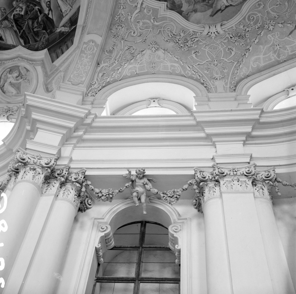 kościół, ob. parafialny pw. św. Jadwigi - wnętrze: fragment gzymsowania prezbiterium, skan 1