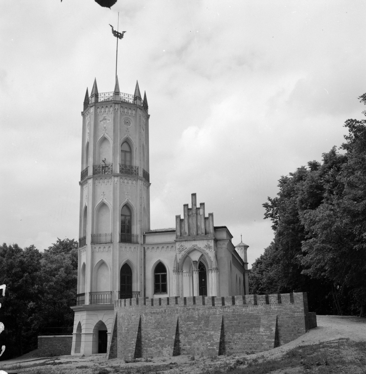 pałac Krasińskich - elewacja południowa z wieżą, skan 1