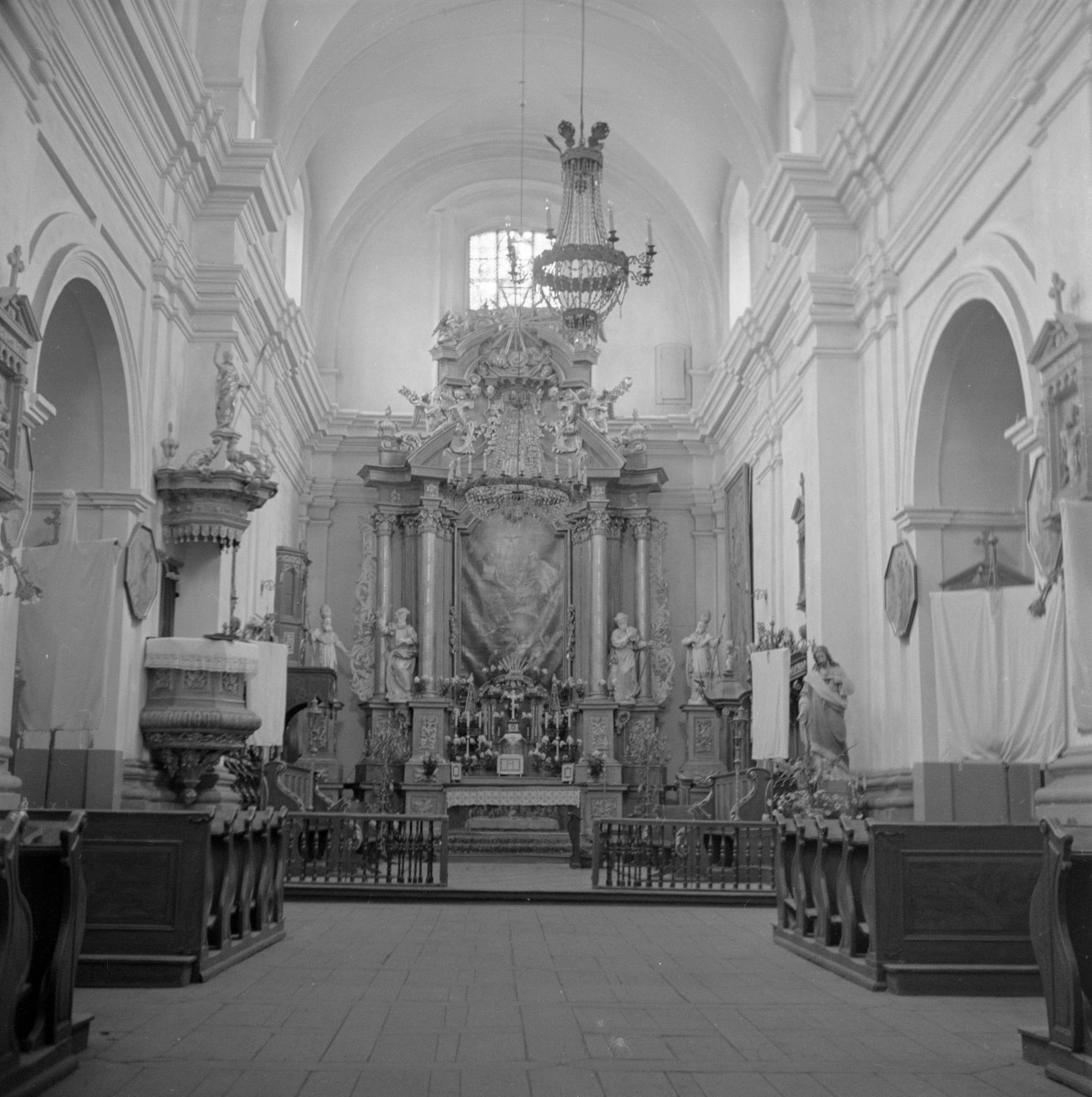 bazylika Mniejsza Świętej Trójcy - wnętrze: ołtarz główny, skan 1