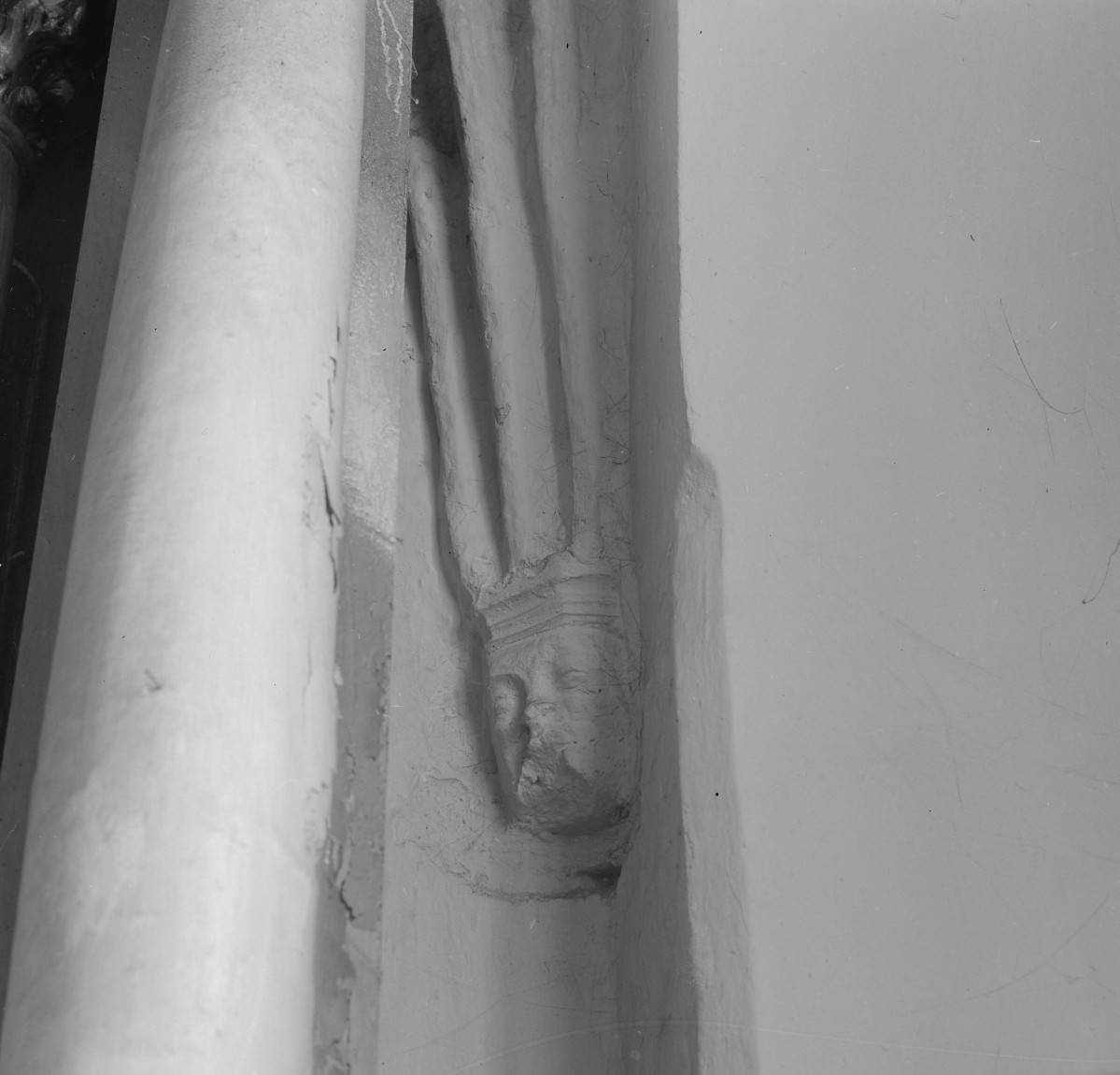 Bazyliki Wniebowzięcia NMP - wnętrze: nawa boczna, wspornik, skan 1