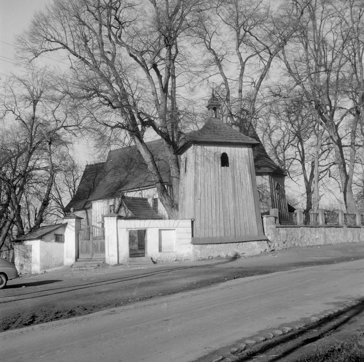 kościół pw. św. Wojciecha i Matki Bożej Bolesnej - elewacja południowa, skan 1