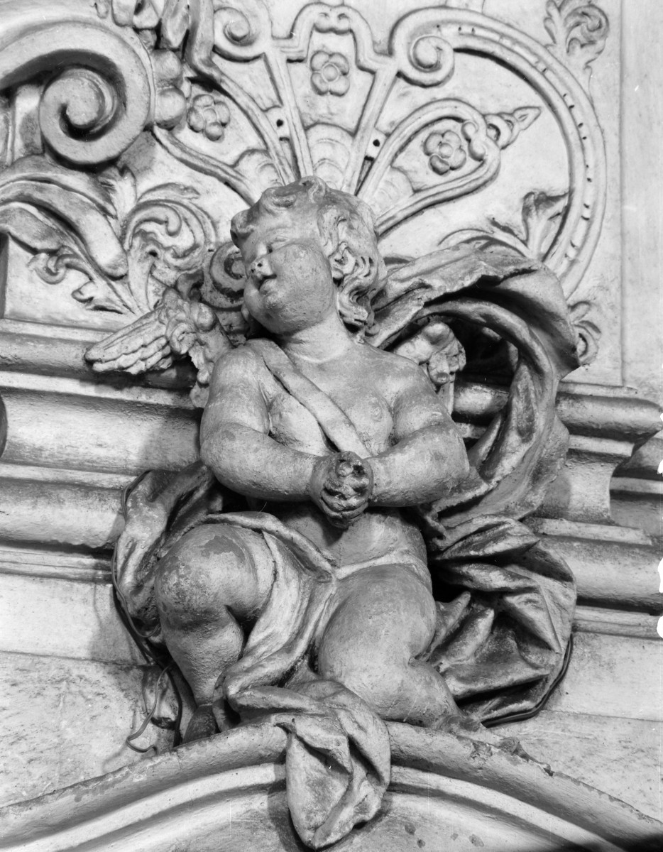 klasztor Benedyktynek - kościół pw. Wniebowzięcia Najświętszej Maryi Panny - wnętrze - nawa główna - dekoracja głowicy filaru - fragment, skan 1