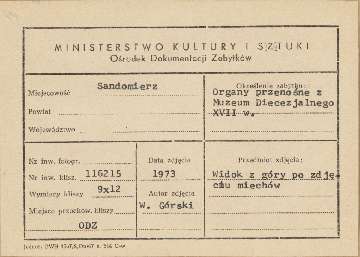 Muzeum Diecezjalne - organy przenośne, widok z góry po zdjęciu miechów - metryczka, skan 1