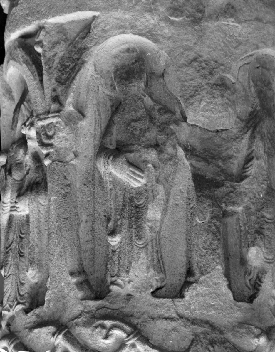 Kościół pw. Świętej Trójcy - nawa główna. Kolumna romańska. Kolumna cnót. Płaskorzeźba., skan 1