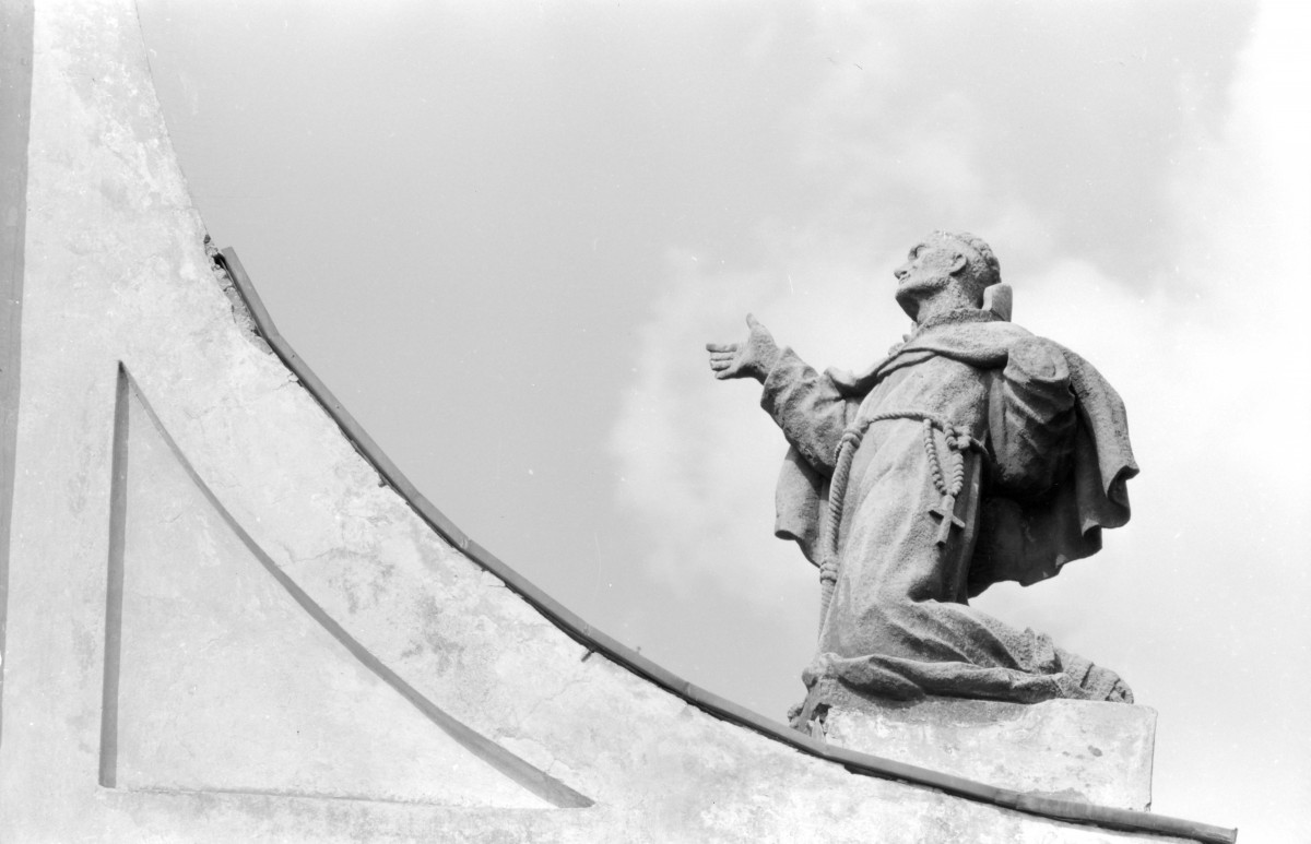 kościół, ob. pw. św. Piotra z Alkantary i św. Antoniego z Padwy - elewacja południowa, figura świętego na szczycie elewacji, skan 1