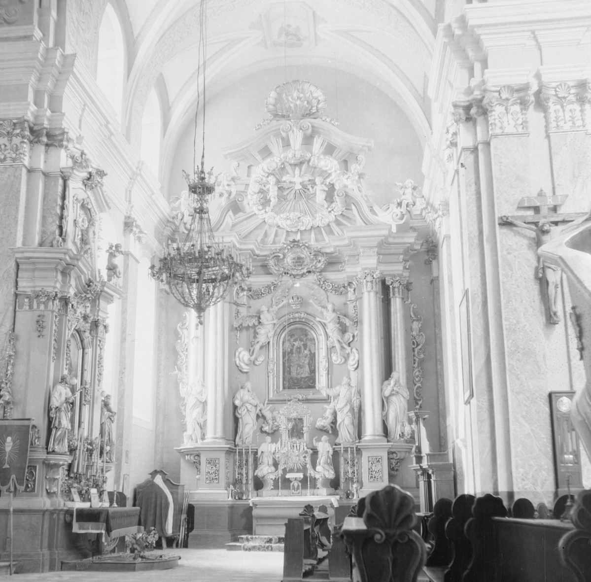 kościół klasztorny kanoników - wnętrze, nawa boczna i ołtarz, skan 1