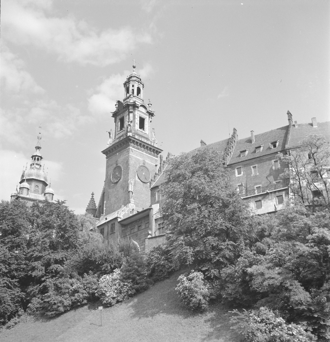 zespół Wzgórza Wawelskiego - Bazylika archikatedralna pw. św. Stanisława i św. Wacława - wieża Zegarowa - widok od południa, skan 1