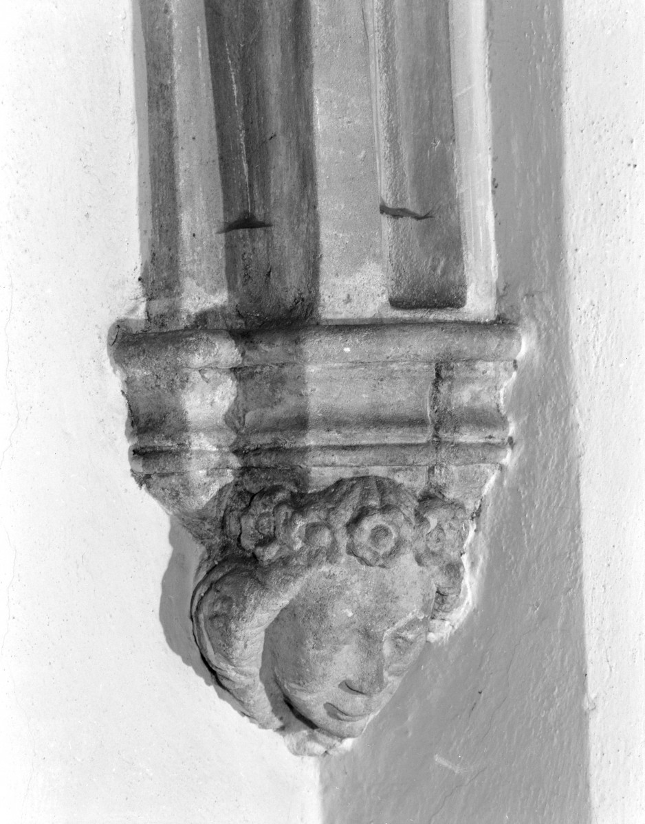 Stary Ratusz - wnętrze: wspornik z 2 połowy XV wieku. "Głowa Kobiety"., skan 1