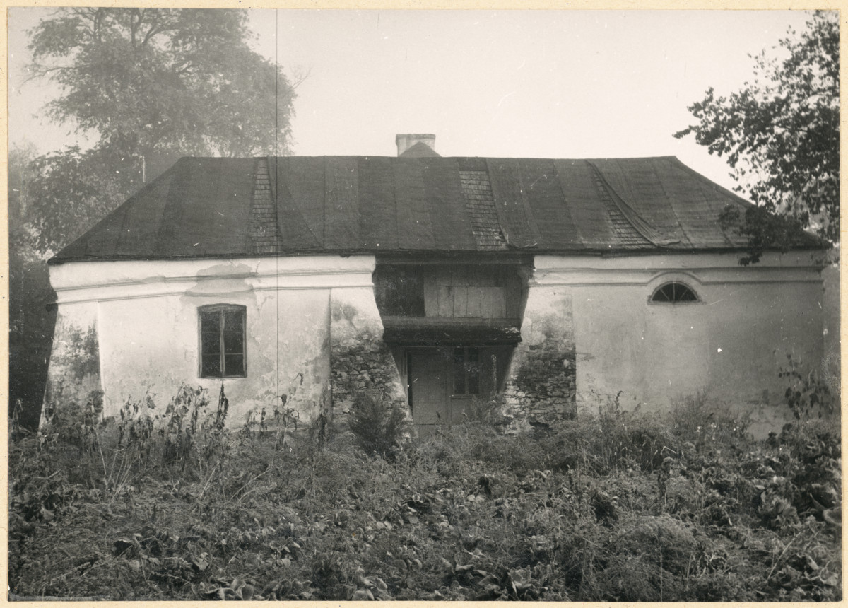 Dwór alkierzowy - widok elewacji bocznej płd. , skan 1