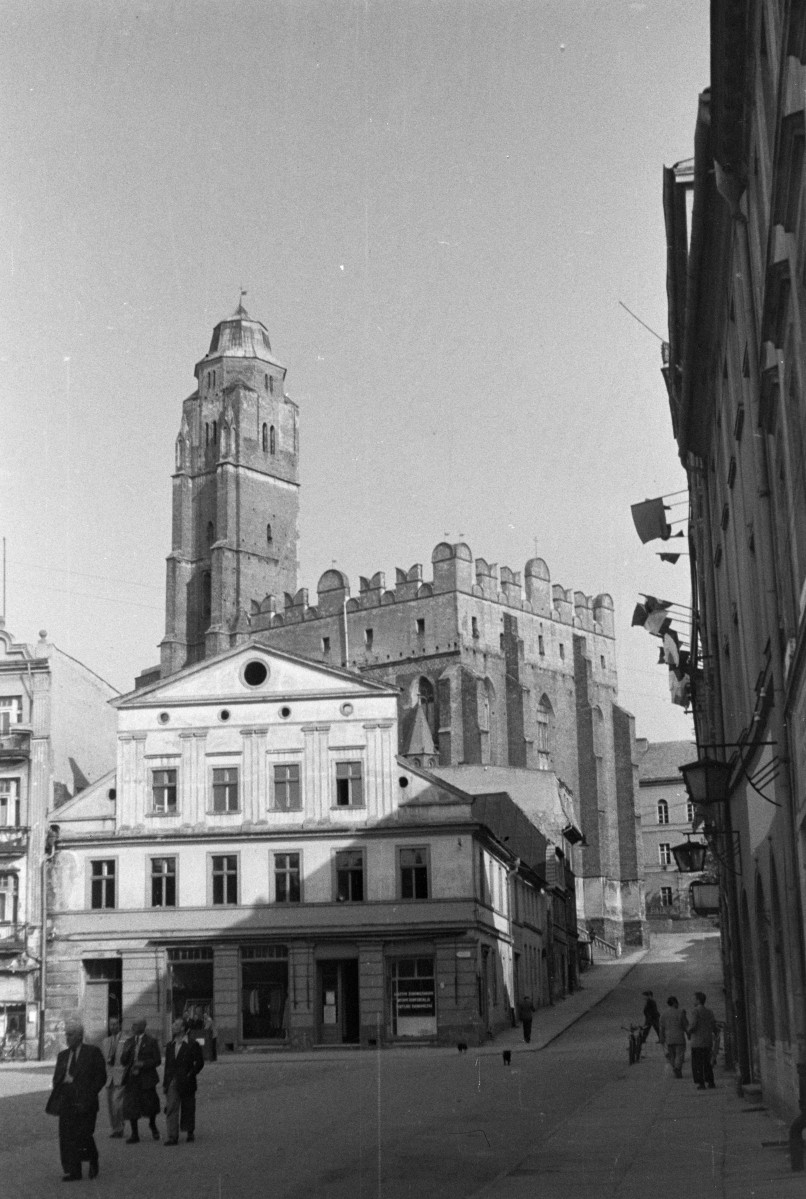 kościół św. Jana Ewangelisty - elewacja - widok z zachodniego narożnika rynku, skan 1
