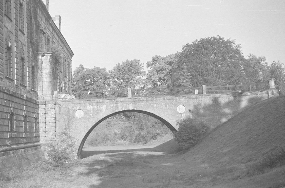 pałac barokowy Lobkowitzów - most z bramą wjazdową, skan 1