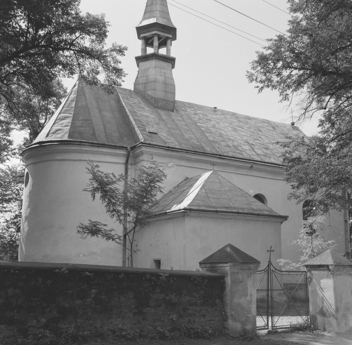 kościół pw. Narodzenia Najświętszej Marii Panny - elewacja zachodnia od strony północnej, skan 1