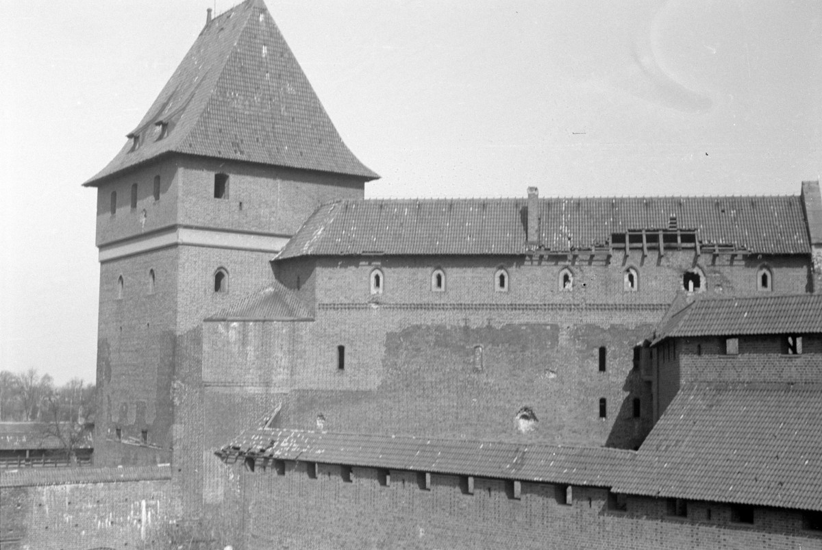 zamek wysoki - ganki murów obronnych, skan 1
