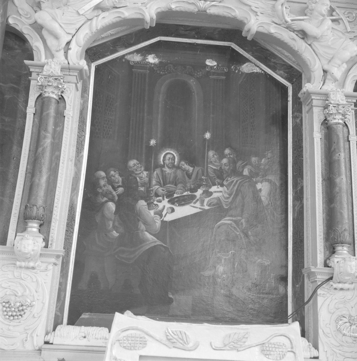 kościół pw. Matki Boskiej Częstochowskiej - wnętrze - prezbiterium - ołtarz główny - obraz Ostatnia Wieczerza, skan 1