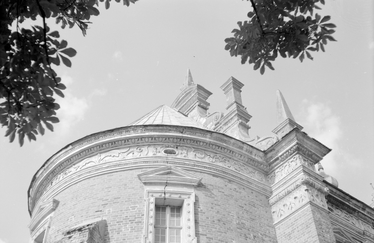 kościół parafialny pw. św.św. Floriana i Katarzyny XVII w. - prezbiterium - fragment elewacji, skan 1