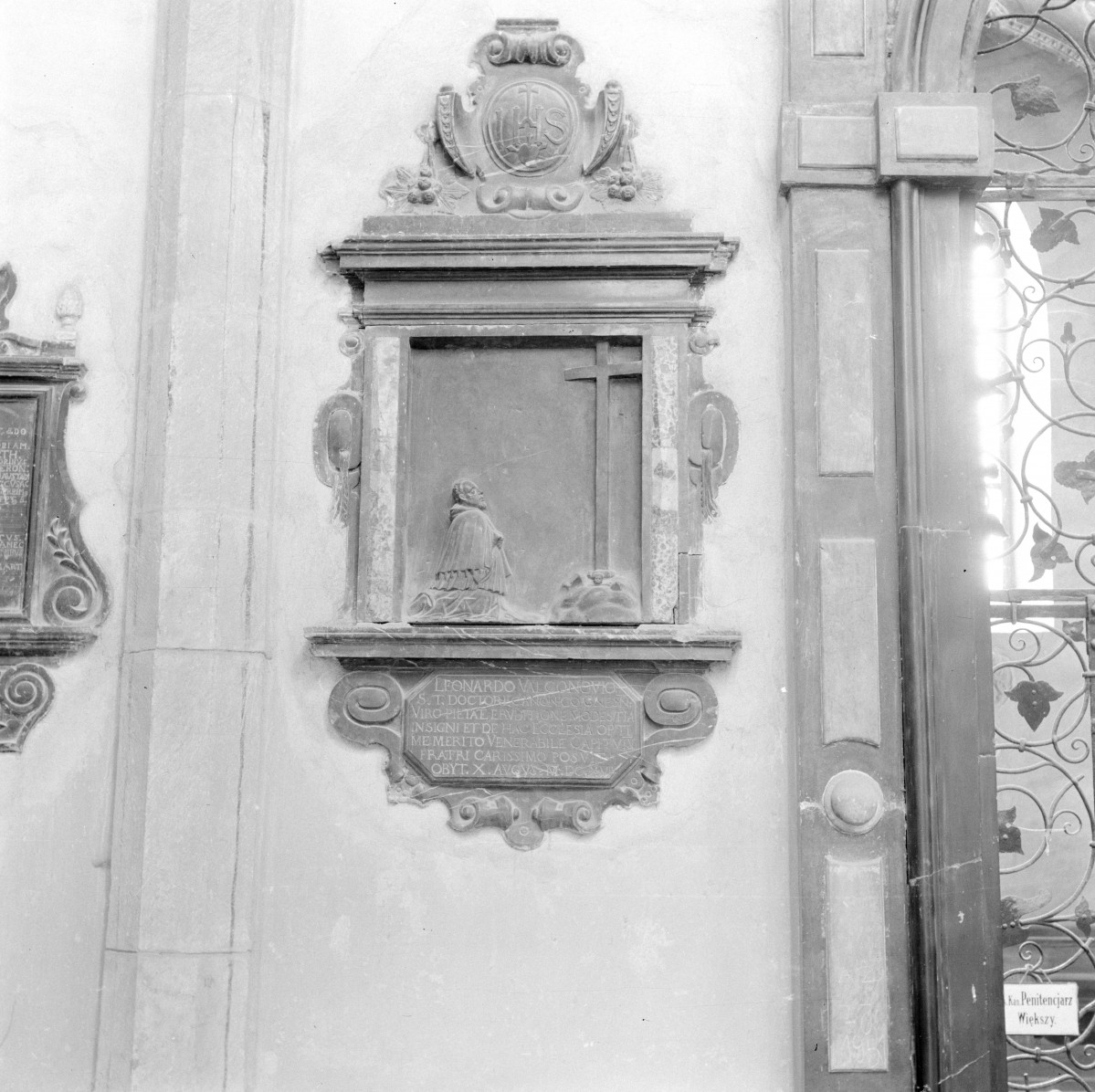 Katedra pw. Wniebowzięcia Najświętszej Marii Panny - ambit za ołtarzem, ściana wschodnia, nagrobek St. Walkonowskiego- epitafium St. Grabińskiego, skan 1