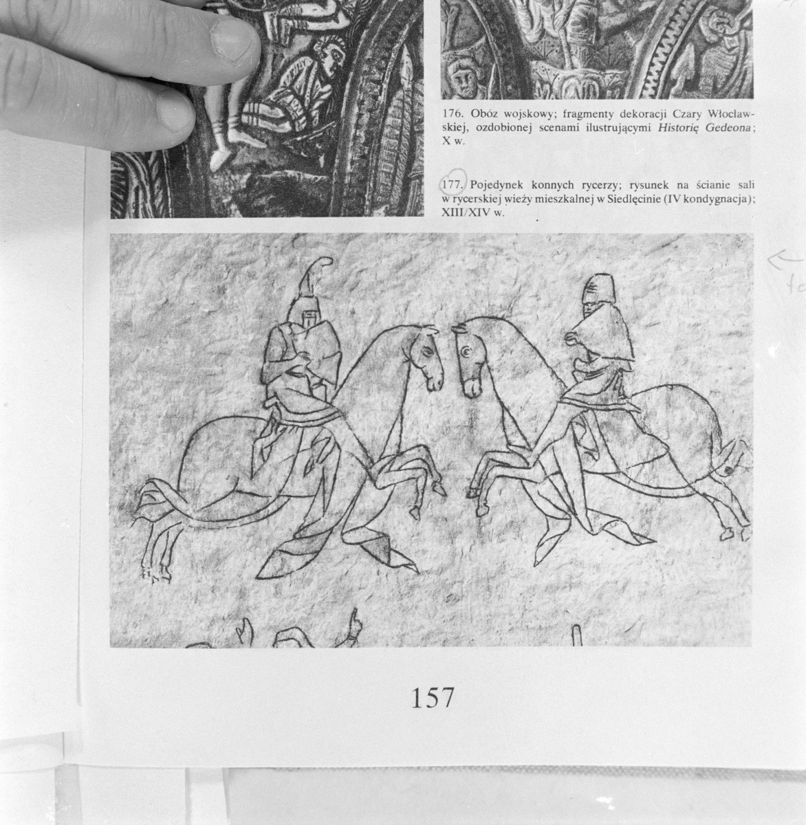 Kultura Polski Średniowiecznej X-XIII w. pod red. J. Dowiata (1985r.) - il. 177. Pojedynek konnych rycerzy rys. na ścianie sali rycerskiej wieży mieszkalej w Siedlęcinie (XIII/XIV w.), skan 1