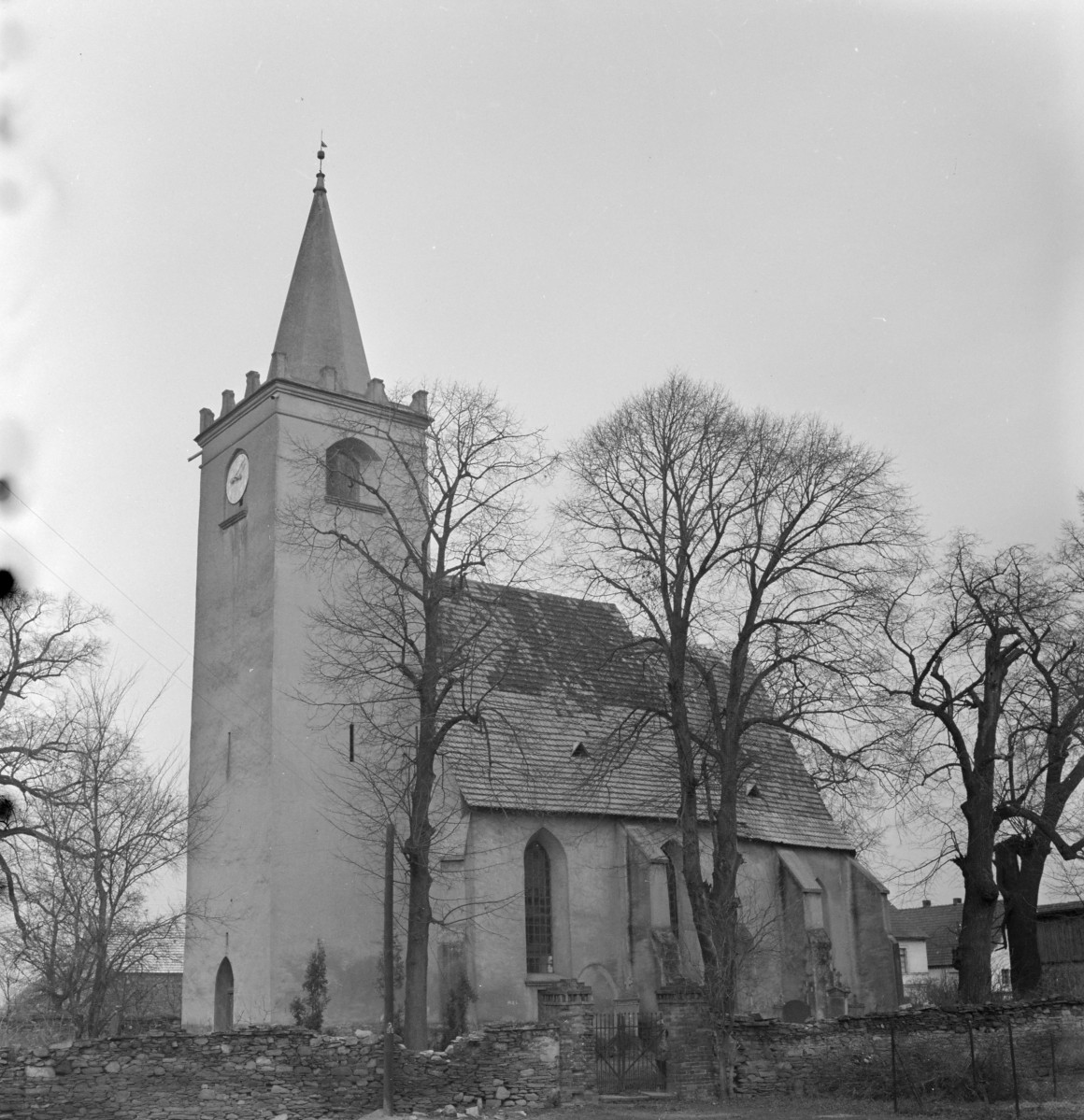 Kościół gotycki pw. św. Jana Chrzciciela - widok ogólny, skan 1