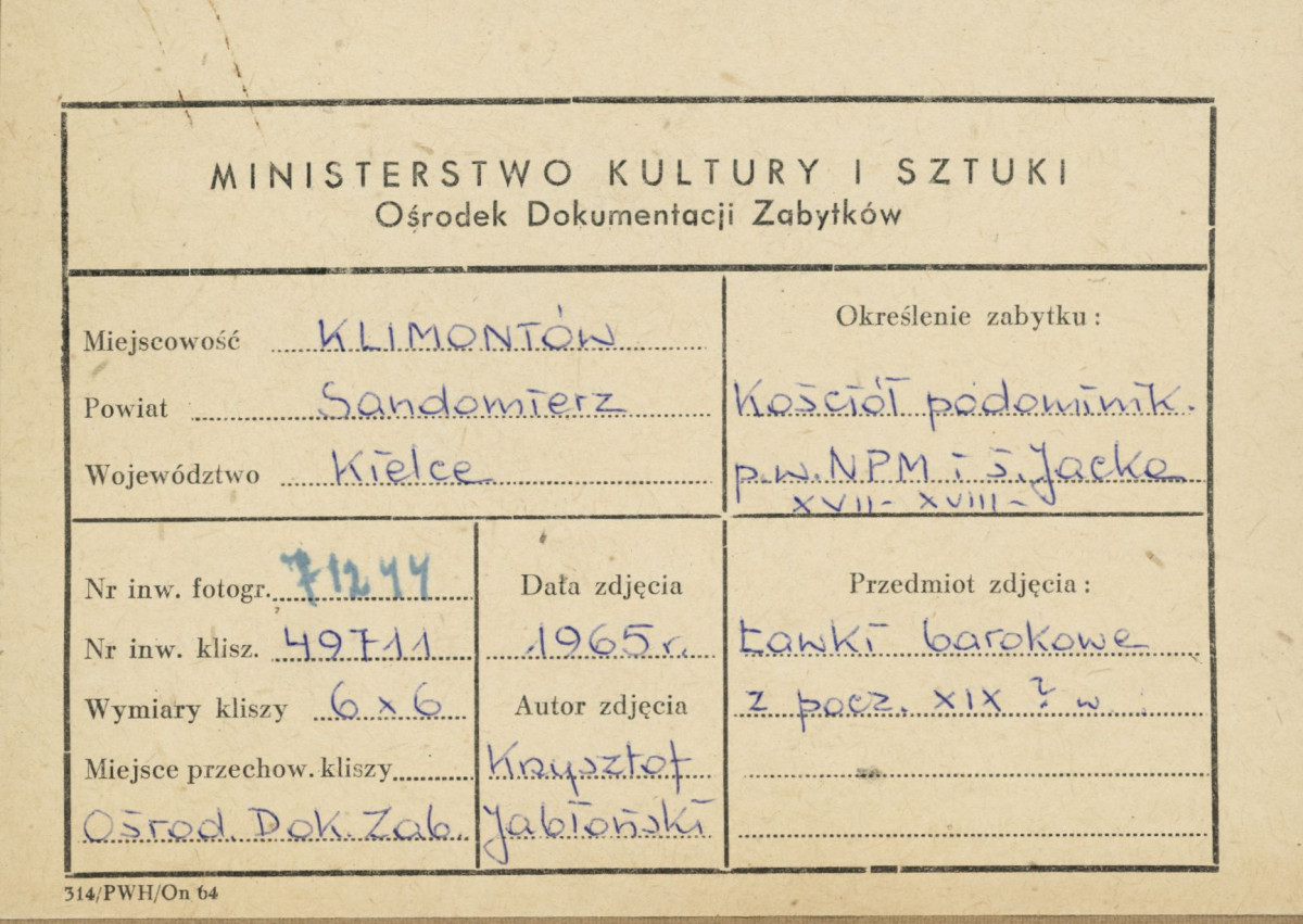 Zespół klasztorny - kościół,  widok ław w nawie z ozdobnymi bokami - metryczka, skan 1