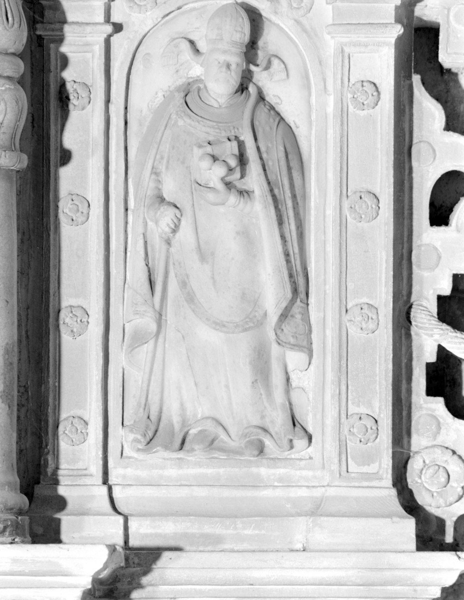 kościół pw. św. Mikołaja - Kaplica Firlejów - wnętrze - ołtarz - scena w polu bocznym postać św. Mikołaj - rzeźba, skan 1