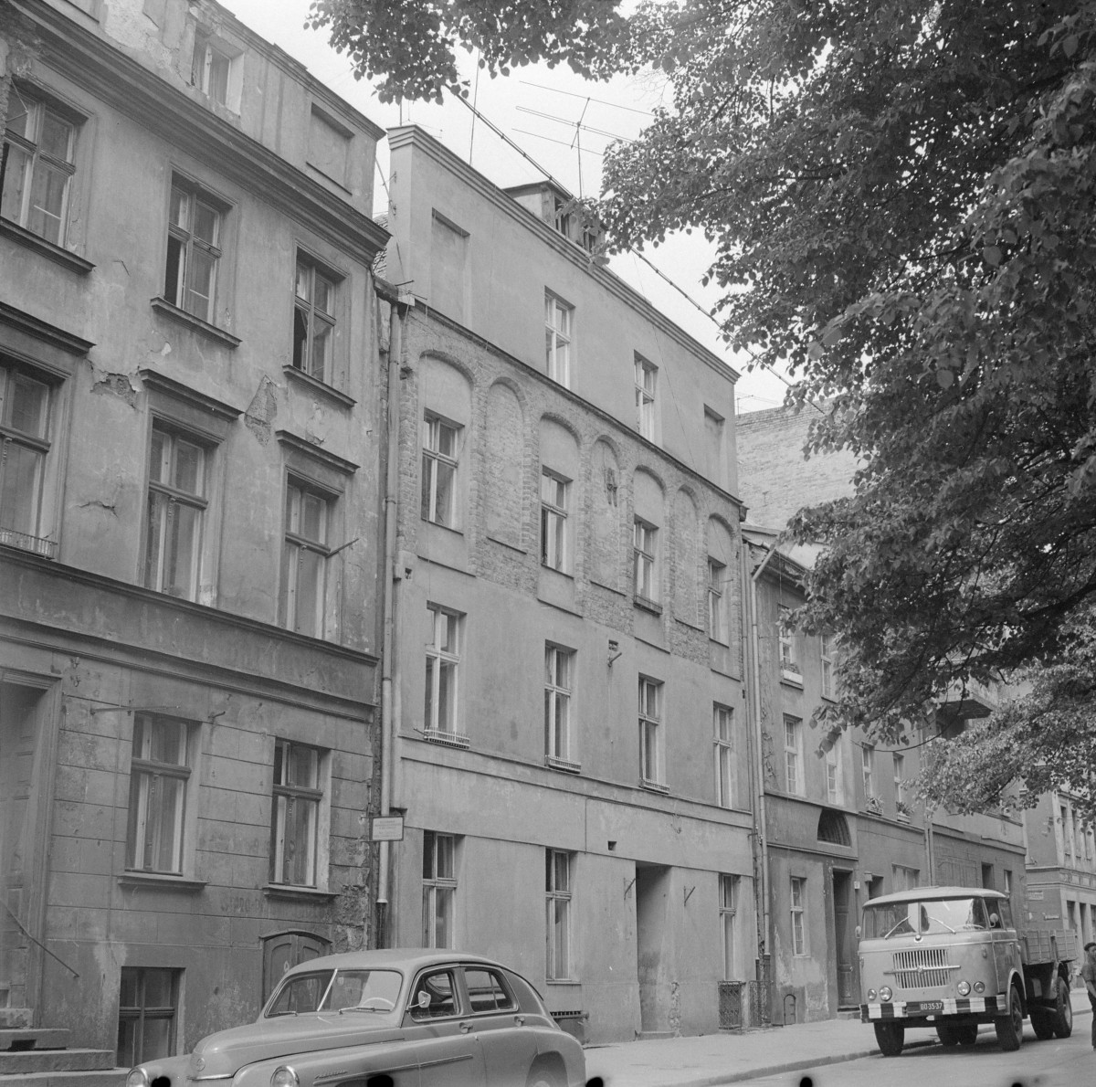 fragment zabudowy miasta - kamienica przy ul. Żeglarskiej - elewacja frontowa, skan 1