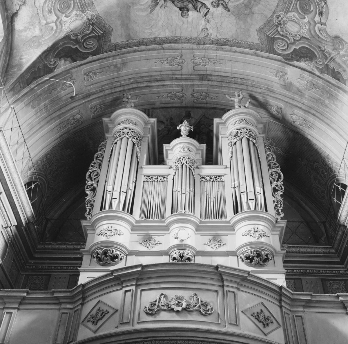 klasztor Franciszkanów - wnętrze, ściana zachodnia, organy, prospekt, skan 1