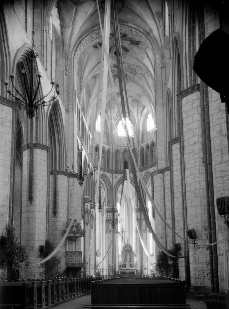 kościół pw. Najświętszej Maryi Panny Królowej Świata - wnętrze - nawa główna - prezbiterium - oltarz, skan 1