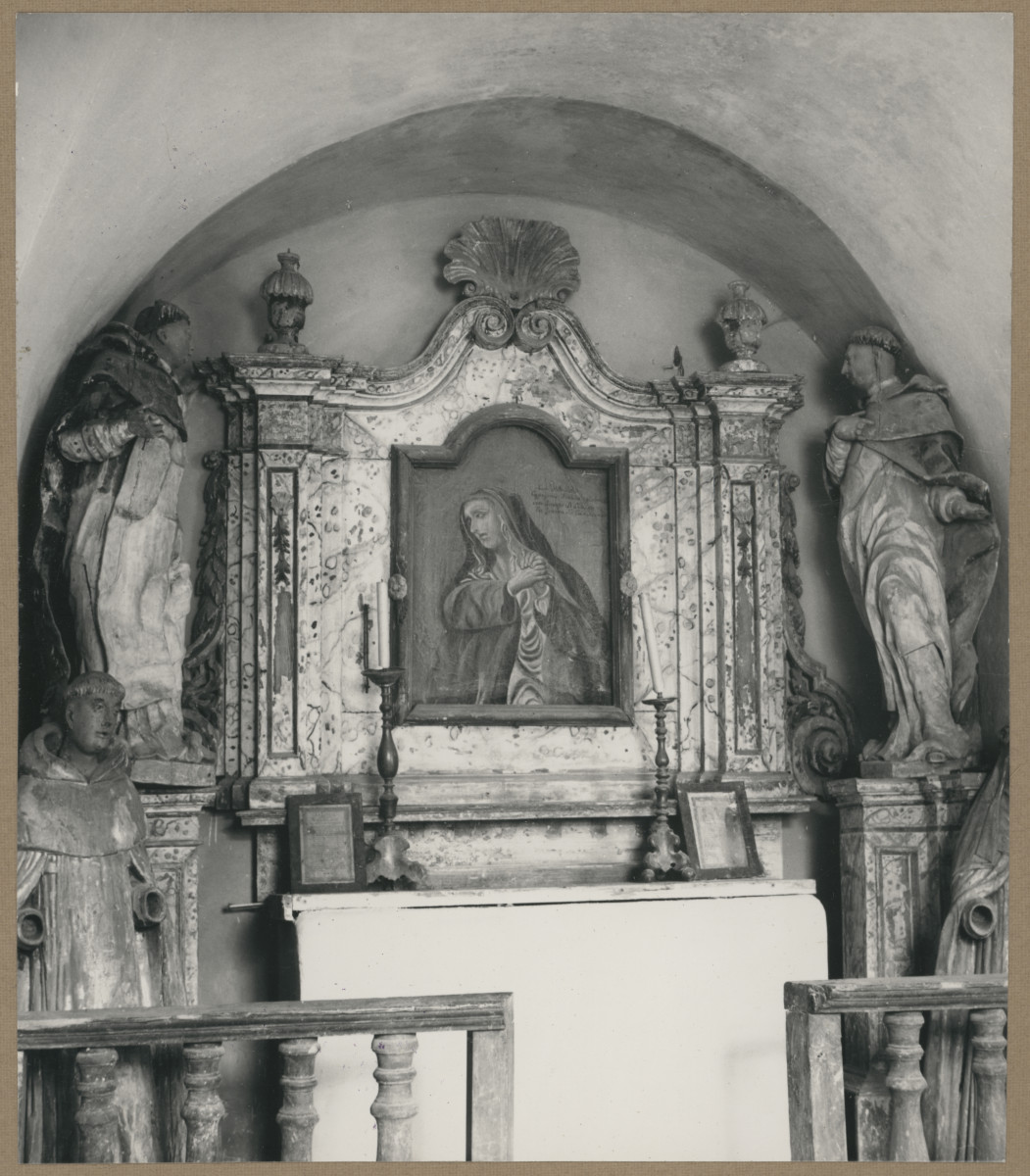 Zespół klasztorny - widok ołtarza w krużganku klasztoru , skan 1