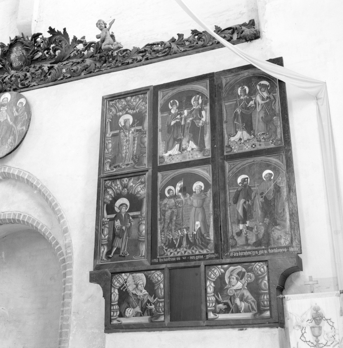 archikatedra pw. Świętej Trójcy - wnętrze: ołtarz, skan 1