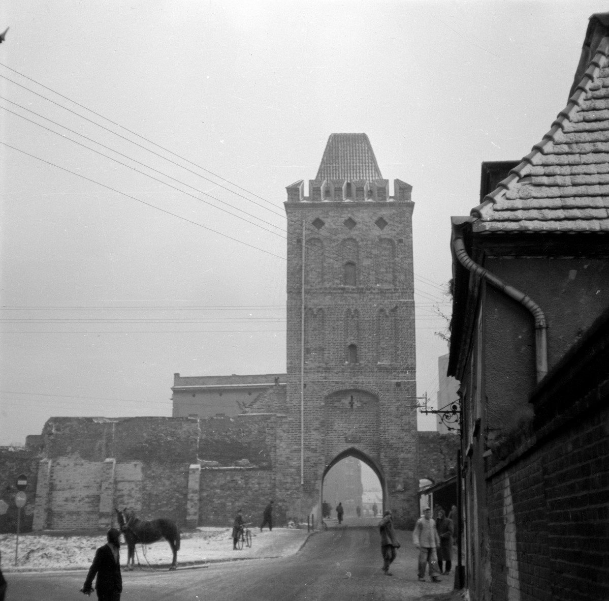 Wieża Bramy Wrocławskiej - elewacja frontowa - widok od zachodu, skan 1
