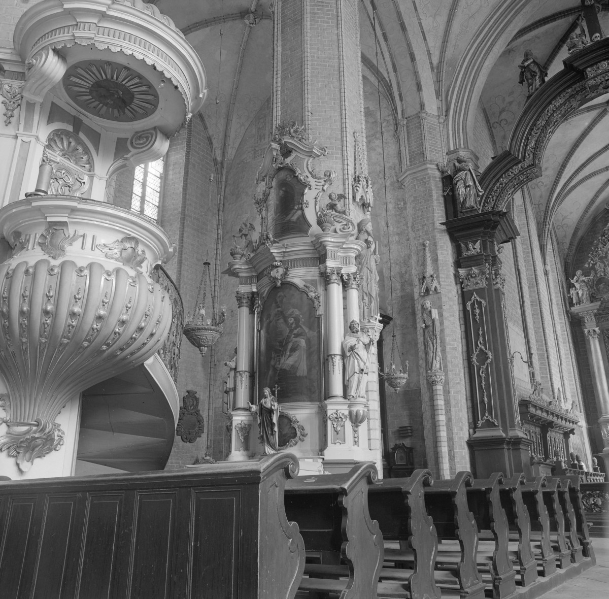 kościół pw. Wniebowzięcia Najświętszej Maryi Panny - wnętrze - nawa gółwna - ołtarz boczny św. Jana Nepomucena, skan 1