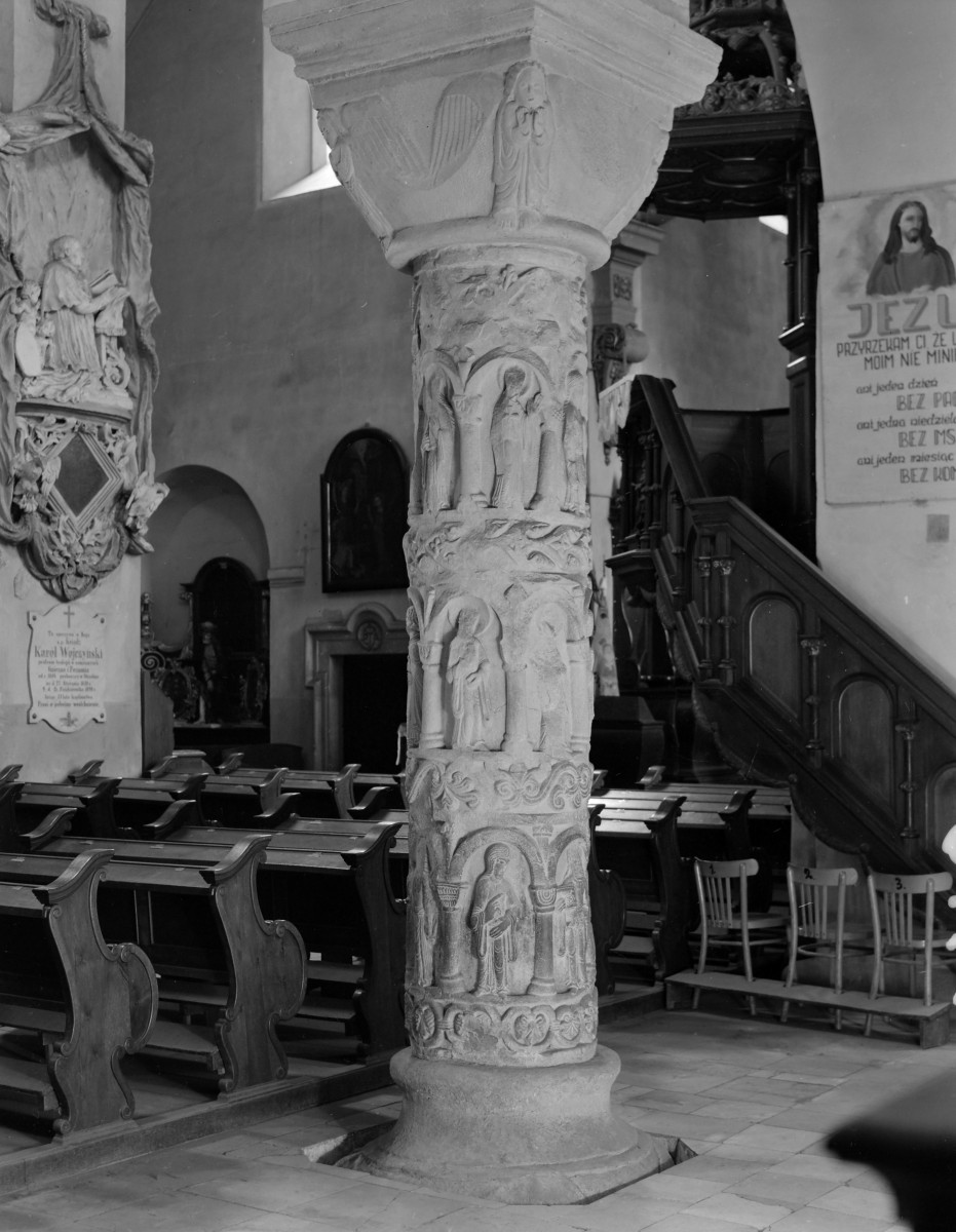 Kościół pw. Świętej Trójcy - nawa główna. Kolumna romańska. Bogate detale. Płaskorzeźby figuralne, skan 1