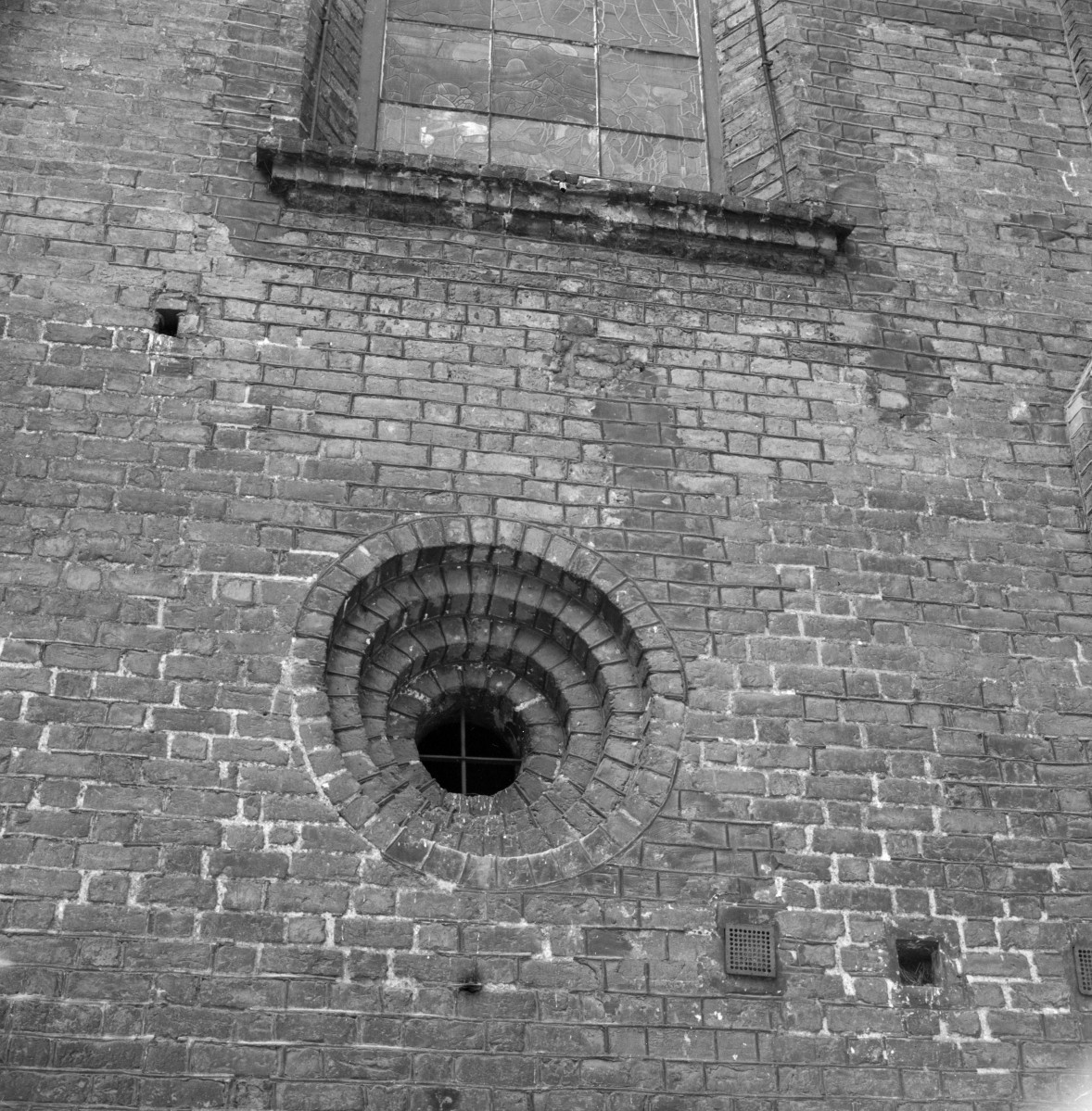 katedra św. Mikołaja Biskupa - szczyt, okno w elewacji, skan 1