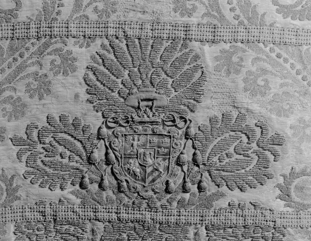 kościół pw. Wniebowzięcia Najświętszej Maryi Panny i św. Zygmunta - skarbiec katedralny - zbiory - dalmatynka biała - fragment, skan 1