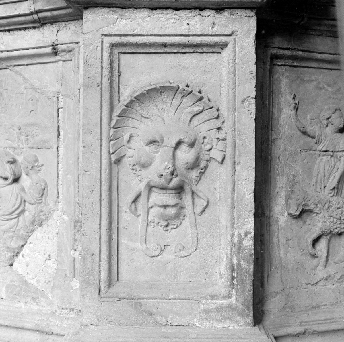 bazylika W.N.M.P - chrzcielnica, relief "lwia głowa", skan 1