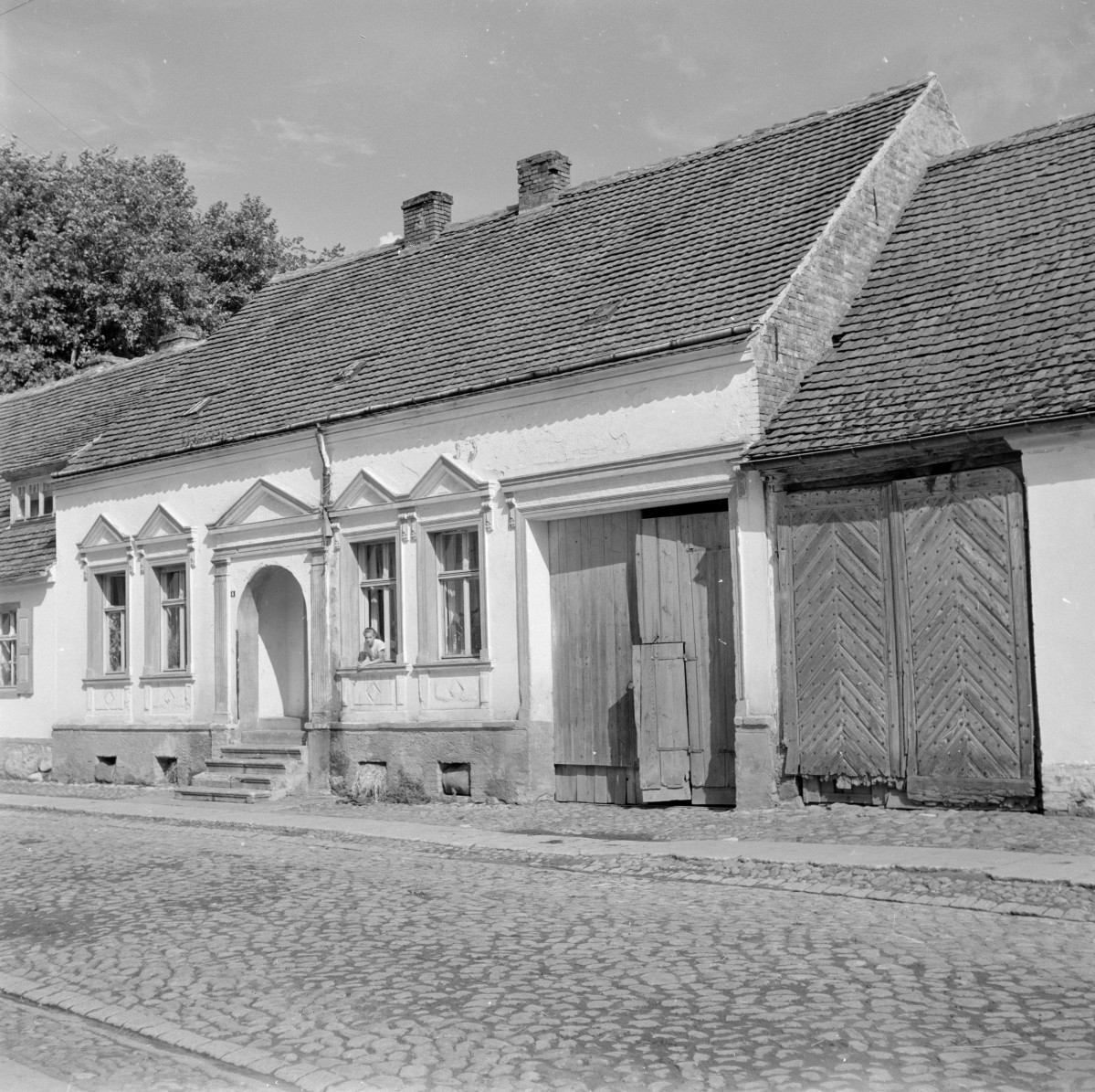 zabudowa miejska, dom - elewacje frontowe, skan 1