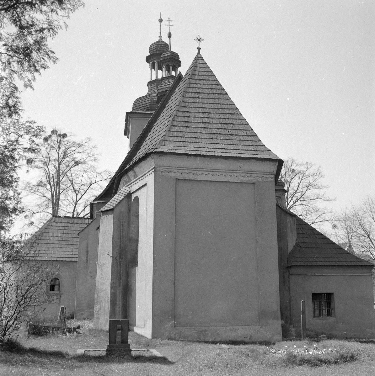 kościół pw. św. Marcina - elewacja płd. prezbiterium, skan 1