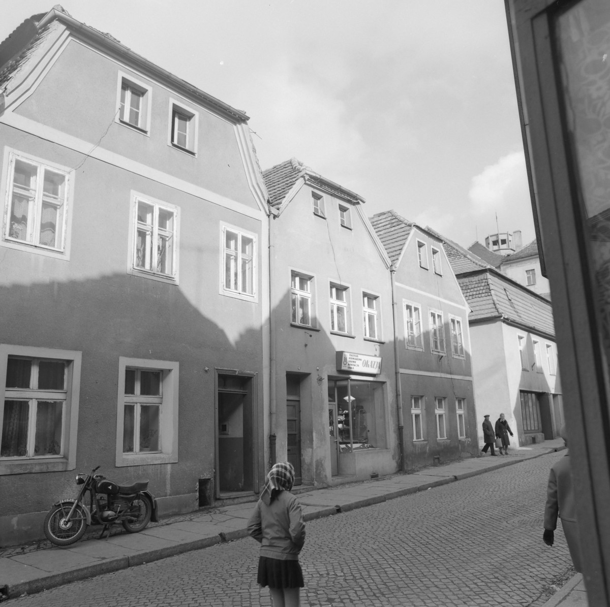 Zabudowa miejska. Elewacje kamienic. Dachy naczółkowe., skan 1