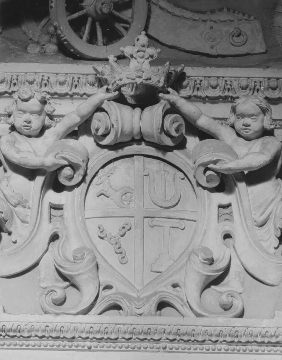 kościół pw. Nawiedzenia Najświętszej Marii Panny -  wnętrze: kaplica barokowa, kartusz herbowy, skan 1