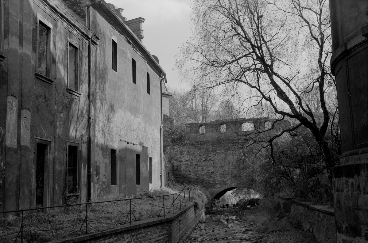 fragment murów miejskich, skan 1