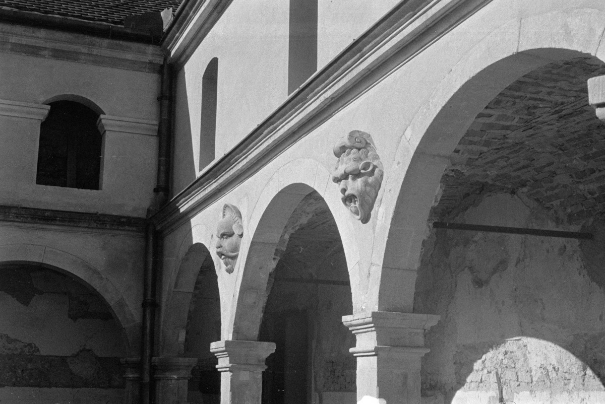 zamek - dziedziniec, skan 1