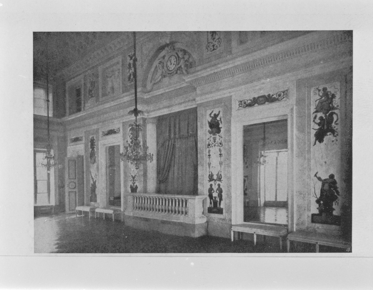 Łazienki Królewskie. Pałac na Wodzie. Sala Salomona, ściana wschodnia ( stan z ok. 1918)
 Reprodukcja z A. Lauterbach "Styl Stanisława Augusta - Klasycyzm Warszawski XVIII" 1918 rok, skan 1