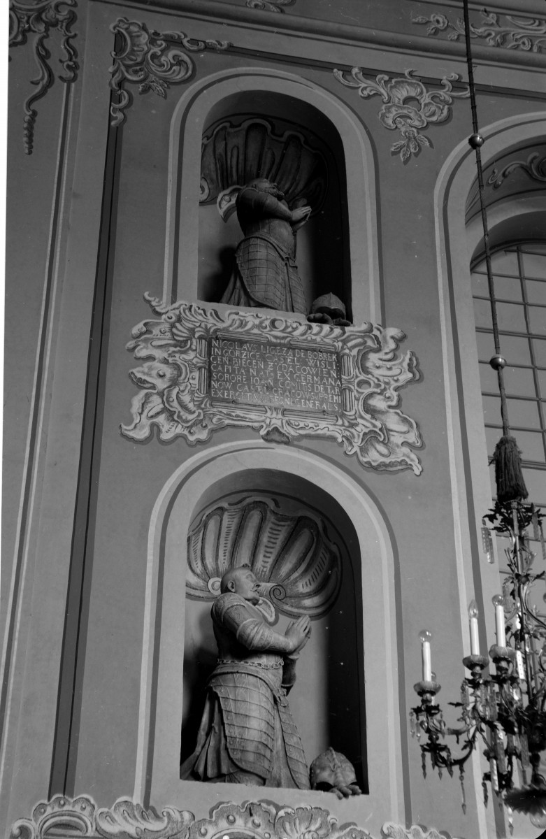 bazylika pw. W.N.M.P - prezbiterium, nagrobek rodziny Ligęzów, skan 1