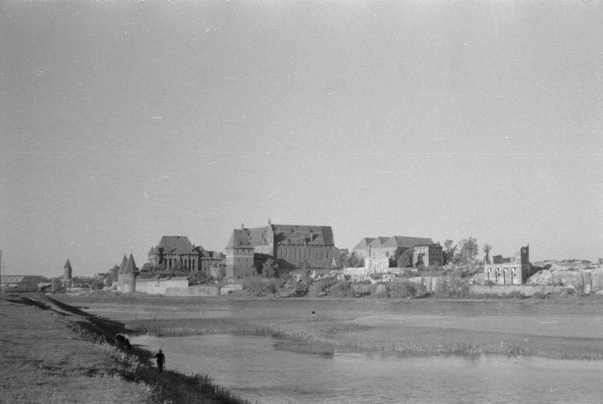 Zamek - panorama z widokiem ogólnym od strony rzeki, skan 1